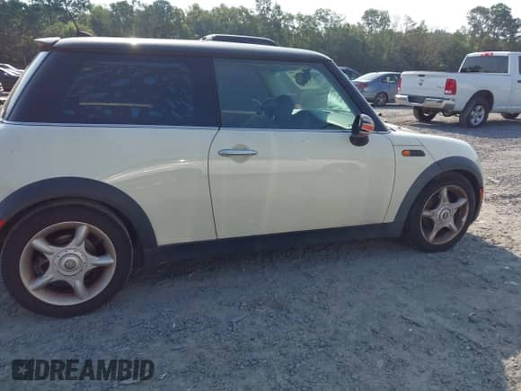 2006 MINI Hardtop с VIN WMWRC33506TK18077, выставлен на аукционе IAAI как лот 42583190 с пробегом 170 819 миль миль и . История ставок и продаж доступна на DreamBid. Изображение 6.