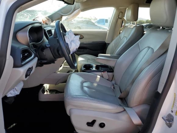 ✅ 2018 Chrysler Pacifica Touring L • VIN: 2C4RC1BG5JR305662 • Lot: 84761415. Listed on Copart with 125,551 mi. Free auction sales archive from the USA and detailed vehicle history report at DreamBid. Image 7.