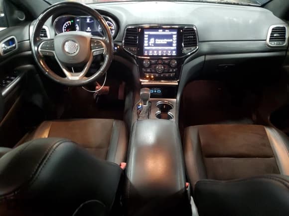 ✅ 2020 Jeep Grand Cherokee Laredo • VIN: 1C4RJFAGXLC420841 • Lot: 91309745. Wystawiony na Copart z przebiegiem 68 785 mil. Bezpłatny archiwum sprzedaży aukcyjnych z USA i szczegółowy raport historii pojazdu na DreamBid. Zdjęcie 8.