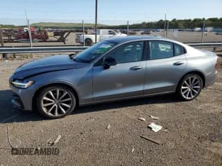 ✅ 2021 Volvo S60 Momentum • VIN: 7JR102TZ0MG119370 • Lot: 61006973. Wystawiony na Copart z przebiegiem 19 829 mil. Bezpłatny archiwum sprzedaży aukcyjnych z USA i szczegółowy raport historii pojazdu na DreamBid. Zdjęcie 1.