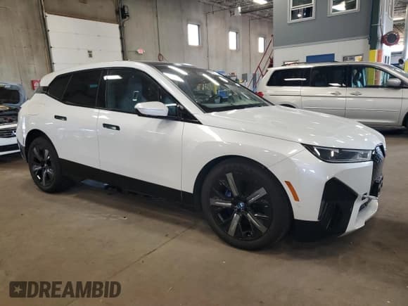 ✅ 2022 BMW iX xDrive50 • VIN: WB523CF04NCK57849 • Lot: 66551195. Wystawiony na Copart z przebiegiem 24 513 mil. Bezpłatny archiwum sprzedaży aukcyjnych z USA i szczegółowy raport historii pojazdu na DreamBid. Zdjęcie 4.