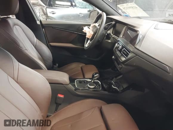 ✅ 2024 BMW 2 Series 228i xDrive • VIN: WBA73AK00R7R54757 • Lot: 41899328. Wystawiony na IAAI z przebiegiem 5 677 mil. Bezpłatny archiwum sprzedaży aukcyjnych z USA i szczegółowy raport historii pojazdu na DreamBid. Zdjęcie 5.