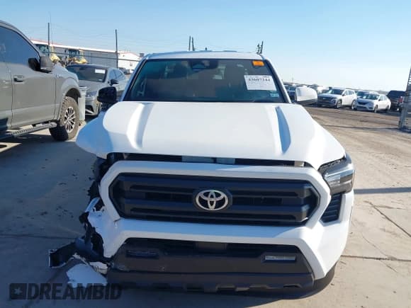 ✅ 2025 Toyota Tacoma SR5 • VIN: 3TMLB5JNXSM146288 • Lot: 43607244. Wystawiony na IAAI z przebiegiem 5 872 mil. Bezpłatny archiwum sprzedaży aukcyjnych z USA i szczegółowy raport historii pojazdu na DreamBid. Zdjęcie 12.