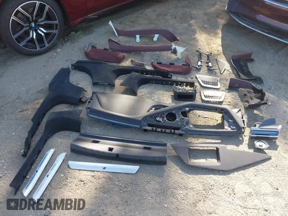 ✅ 2023 BMW i7 xDrive60 • VIN: WBY53EJ06PCN85571 • Lot: 43049650. Listed on IAAI with 14,030 mi. Free auction sales archive from the USA and detailed vehicle history report at DreamBid. Image 12.