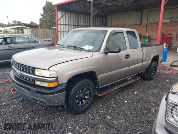 ✅ 2000 Chevrolet Silverado 1500 LS • VIN: 2GCEK19T9Y1331453 • Lot: 42671687. Wystawiony na IAAI z przebiegiem 233 675 mil mil. Skorzystaj z bezpłatnego archiwum sprzedaży aukcyjnych z USA i zobacz szczegółowy raport historii pojazdu na DreamBid. Zdjęcie 2.