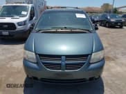 ✅ 2005 Dodge Caravan SXT • VIN: 2D4GP44L95R565529 • Lot: 42460426. Wystawiony na IAAI z przebiegiem 97 882 mil. Bezpłatny archiwum sprzedaży aukcyjnych z USA i szczegółowy raport historii pojazdu na DreamBid. Zdjęcie 6.