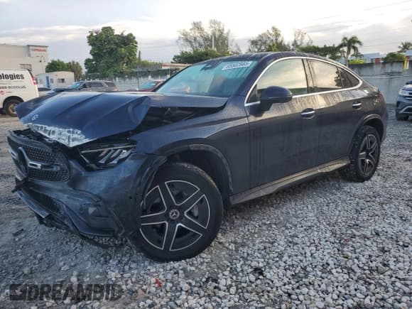 ✅ 2024 Mercedes-Benz GLC 300 • VIN: W1NKJ4HBXRF095897 • Лот: 85502865. Опубликован ранее на Copart с пробегом 27 567 миль. Бесплатный доступ к архиву аукционных продаж из США и подробный отчёт об истории автомобиля на DreamBid. Изображение 1.