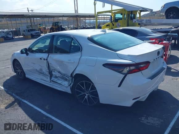 2022 Toyota Camry SE z VIN 4T1G11AK9NU047993, wystawiony jako IAAI lot #43315367 z przebiegiem 70 901 mil mil oraz . Historia ofert i sprzedaży dostępna na DreamBid. Obrazek 3.