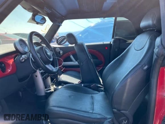 ✅ 2008 MINI Convertible • VIN: WMWRF33528TG18736 • Lot: 70083414. Wystawiony na Copart z przebiegiem 116 932 mil. Bezpłatny archiwum sprzedaży aukcyjnych z USA i szczegółowy raport historii pojazdu na DreamBid. Zdjęcie 7.