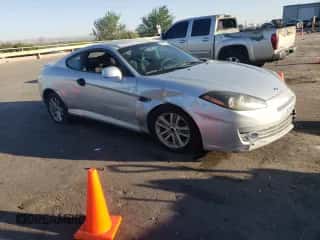 2008 Hyundai Tiburon GS с VIN KMHHM66D48U293082, выставлен на аукционе Copart как лот 64401385 с пробегом 71 163 миль миль и Списание • Salvage title. История ставок и продаж доступна на DreamBid. Изображение 4.