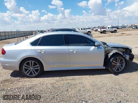 ✅ 2017 Volkswagen Passat R-Line • VIN: 1VWDT7A39HC044449 • Лот: 43209464. Опубликован ранее на IAAI с пробегом 52 628 миль. Бесплатный доступ к архиву аукционных продаж из США и подробный отчёт об истории автомобиля на DreamBid. Изображение 14.