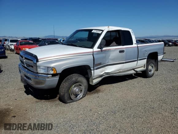 ✅ 1998 Dodge 2500 • VIN: 1B7KF23D9WJ132663 • Лот: 63760335. Опубликован ранее на Copart с пробегом 137 111 миль. Бесплатный доступ к архиву аукционных продаж из США и подробный отчёт об истории автомобиля на DreamBid. Изображение 1.