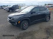 ✅ 2021 Kia Seltos SX • VIN: KNDETCA20M7185730 • Lot: 42989157. Wystawiony na IAAI z przebiegiem 58 250 mil. Bezpłatny archiwum sprzedaży aukcyjnych z USA i szczegółowy raport historii pojazdu na DreamBid. Zdjęcie 2.