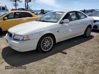 ✅ 2002 Volvo C70 SE • VIN: YV1NK53D02J032174 • Лот: 54195825. Опубликован ранее на Copart с пробегом 57 708 миль. Бесплатный доступ к архиву аукционных продаж из США и подробный отчёт об истории автомобиля на DreamBid. Изображение 1.