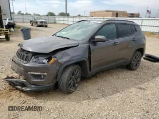 2021 Jeep Compass 80th Anniversary с VIN 3C4NJDEB0MT517246, выставлен на аукционе Copart как лот 80179005 с пробегом 47 150 миль миль и Списание • Salvage title. История ставок и продаж доступна на DreamBid. Изображение 1.