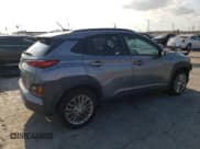 ✅ 2018 Hyundai Kona SEL • VIN: KM8K62AA9JU134974 • Лот: 72682723. Опубликован ранее на Copart с пробегом 33 574 миль. Бесплатный доступ к архиву аукционных продаж из США и подробный отчёт об истории автомобиля на DreamBid. Изображение 3.