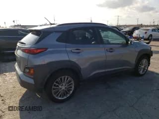 ✅ 2018 Hyundai Kona SEL • VIN: KM8K62AA9JU134974 • Лот: 72682723. Опубликован ранее на Copart с пробегом 33 574 миль. Бесплатный доступ к архиву аукционных продаж из США и подробный отчёт об истории автомобиля на DreamBid. Изображение 3.