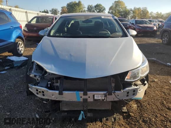 2018 Chevrolet Cruze LS z VIN 1G1BC5SMXJ7193305, wystawiony jako Copart lot #85277595 z przebiegiem 49 660 mil mil oraz Czysty tytuł • Clean title. Historia ofert i sprzedaży dostępna na DreamBid. Obrazek 5.