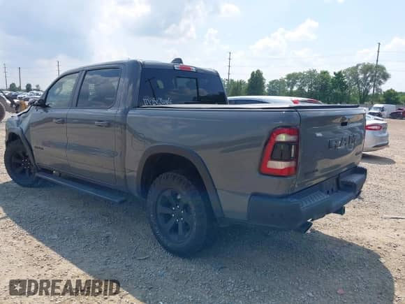 2020 Ram 1500 Rebel z VIN 1C6SRFLM8LN202602, wystawiony jako IAAI lot #42585757 z przebiegiem 46 177 mil mil oraz . Historia ofert i sprzedaży dostępna na DreamBid. Obrazek 3.