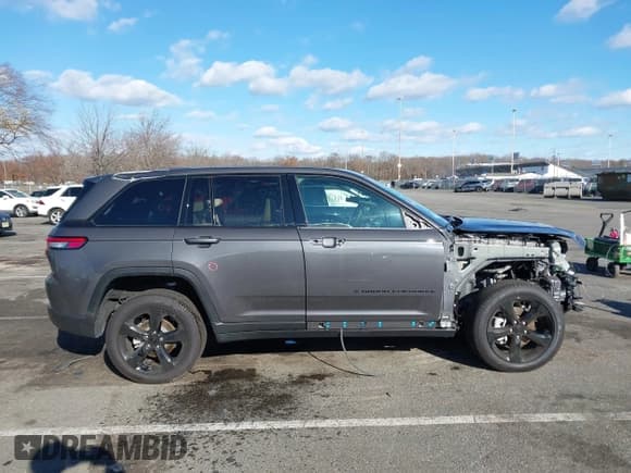 ✅ 2025 Jeep Grand Cherokee Limited • VIN: 1C4RJHBGXS8666607 • Lot: 43776073. Listed on IAAI with 6,789 mi. Free auction sales archive from the USA and detailed vehicle history report at DreamBid. Image 13.