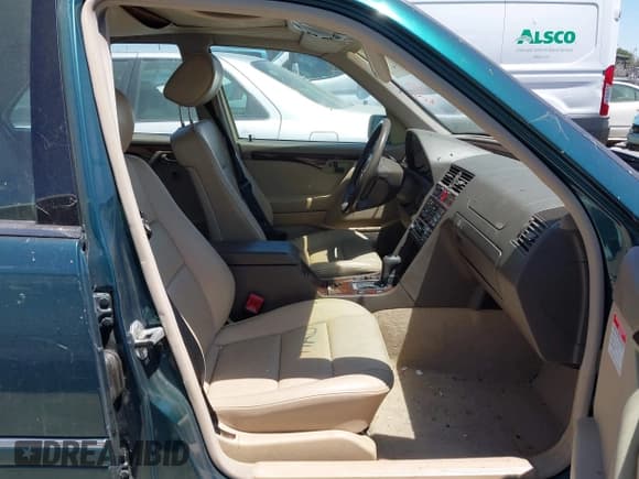 ✅ 1995 Mercedes-Benz C 2.8L • VIN: WDBHA28E3SF215141 • Лот: 42533044. Опубликован ранее на IAAI с пробегом Не указан. Бесплатный доступ к архиву аукционных продаж из США и подробный отчёт об истории автомобиля на DreamBid. Изображение 5.