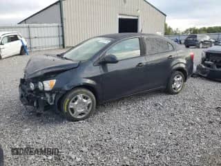 2014 Chevrolet Sonic LS z VIN 1G1JA5SHXE4149039, wystawiony jako Copart lot #82123715 z przebiegiem 111 710 mil mil oraz Szkoda całkowita • Salvage title. Historia ofert i sprzedaży dostępna na DreamBid. Obrazek 1.