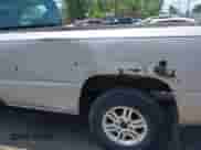 2004 Chevrolet Silverado 1500 z VIN 1GCEC14T44Z315053, wystawiony jako IAAI lot #42557998 z przebiegiem 130 016 mil mil oraz . Historia ofert i sprzedaży dostępna na DreamBid. Obrazek 6.