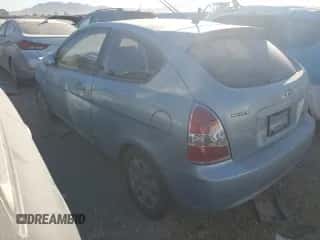 2008 Hyundai Accent GS z VIN KMHCM36C58U065754, wystawiony jako Copart lot #75110174 z przebiegiem 189 492 mil mil oraz Nie do naprawy • Non repairable. Historia ofert i sprzedaży dostępna na DreamBid. Obrazek 2.