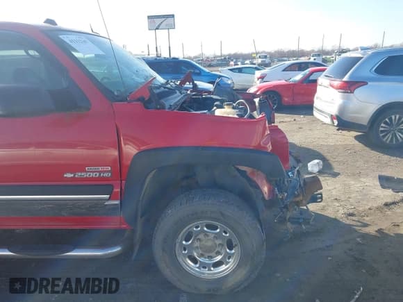 ✅ 2005 Chevrolet Silverado 2500HD LT • VIN: 1GCHK23275F851366 • Lot: 41112367. Wystawiony na IAAI z przebiegiem 300 934 mil. Bezpłatny archiwum sprzedaży aukcyjnych z USA i szczegółowy raport historii pojazdu na DreamBid. Zdjęcie 18.