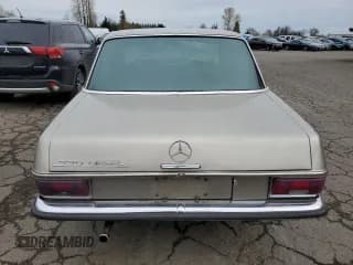 ✅ 1969 Mercedes-Benz 220 • VIN: 11511010038810 • Lot: 49818475. Wystawiony na Copart z przebiegiem 57 527 mil. Bezpłatny archiwum sprzedaży aukcyjnych z USA i szczegółowy raport historii pojazdu na DreamBid. Zdjęcie 6.