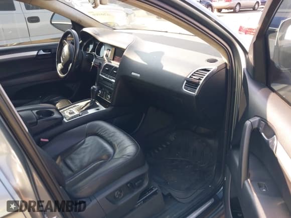 ✅ 2008 Audi Q7 Premium • VIN: WA1EV74L58D028945 • Lot: 42681836. Wystawiony na IAAI z przebiegiem 156 196 mil. Bezpłatny archiwum sprzedaży aukcyjnych z USA i szczegółowy raport historii pojazdu na DreamBid. Zdjęcie 5.