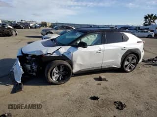 ✅ 2023 Subaru Solterra Premium • VIN: JTMABABA6PA023006 • Лот: 47940774. Опубликован ранее на Copart с пробегом 1 014 миль. Бесплатный доступ к архиву аукционных продаж из США и подробный отчёт об истории автомобиля на DreamBid. Изображение 1.