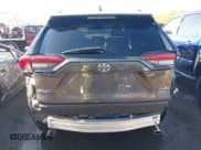 ✅ 2024 Toyota RAV4 XLE Premium • VIN: 2T3A1RFV2RC488449 • Lot: 43542869. Wystawiony na IAAI z przebiegiem 36 526 mil. Bezpłatny archiwum sprzedaży aukcyjnych z USA i szczegółowy raport historii pojazdu na DreamBid. Zdjęcie 17.
