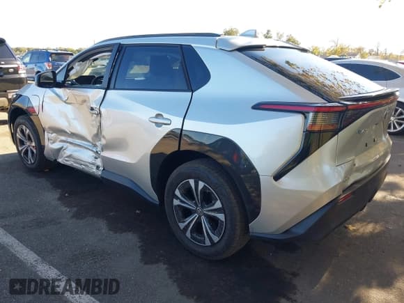 ✅ 2025 Toyota bZ4X XLE • VIN: JTMAAAAA2SA073110 • Лот: 43449806. Опубликован ранее на IAAI с пробегом 4 070 миль. Бесплатный доступ к архиву аукционных продаж из США и подробный отчёт об истории автомобиля на DreamBid. Изображение 3.