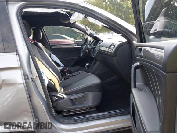 ✅ 2022 Volkswagen Tiguan SE R-Line Black • VIN: 3VV8B7AX0NM011443 • Lot: 43225057. Wystawiony na IAAI z przebiegiem 41 128 mil. Bezpłatny archiwum sprzedaży aukcyjnych z USA i szczegółowy raport historii pojazdu na DreamBid. Zdjęcie 5.