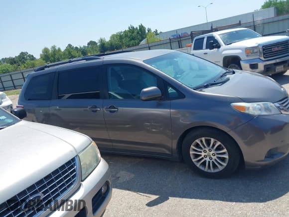 ✅ 2015 Toyota Sienna LE AAS • VIN: 5TDKK3DC1FS599814 • Lot: 43177687. Listed on IAAI with 172,086 mi. Free auction sales archive from the USA and detailed vehicle history report at DreamBid. Image 13.