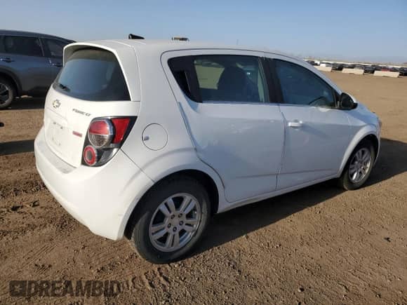 2013 Chevrolet Sonic LT z VIN 1G1JD6SB7D4156683, wystawiony jako Copart lot #52367815 z przebiegiem 129 123 mil mil oraz Czysty tytuł • Clean title. Historia ofert i sprzedaży dostępna na DreamBid. Obrazek 3.