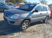 ✅ 2010 Kia Sportage LX • VIN: KNDKGCA3XA7718047 • Лот: 43673690. Опубликован ранее на IAAI с пробегом 196 544 миль. Бесплатный доступ к архиву аукционных продаж из США и подробный отчёт об истории автомобиля на DreamBid. Изображение 2.