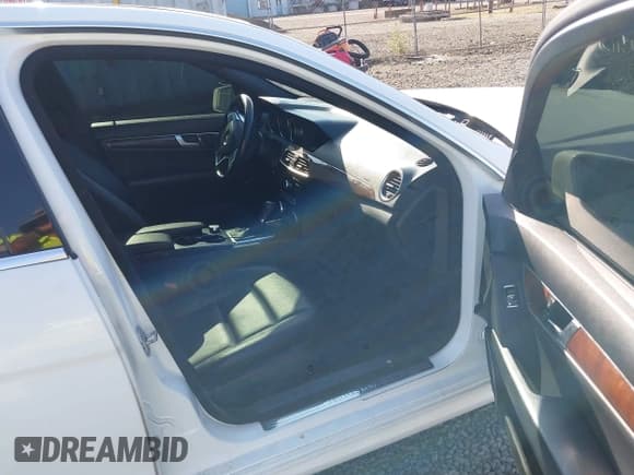 ✅ 2013 Mercedes-Benz C 300 Sport • VIN: WDDGF8AB8DR282519 • Лот: 43269194. Опубликован ранее на IAAI с пробегом 154 099 миль. Бесплатный доступ к архиву аукционных продаж из США и подробный отчёт об истории автомобиля на DreamBid. Изображение 5.