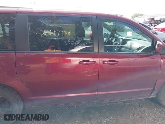 ✅ 2020 Dodge Grand Caravan GT • VIN: 2C4RDGEG7LR189234 • Lot: 42447388. Wystawiony na IAAI z przebiegiem 198 565 mil. Bezpłatny archiwum sprzedaży aukcyjnych z USA i szczegółowy raport historii pojazdu na DreamBid. Zdjęcie 13.