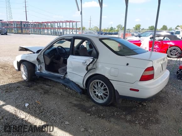 ✅ 1994 Honda Accord EX • VIN: 1HGCD5656RA085372 • Lot: 40337421. Listed on IAAI with 99,800 mi. Free auction sales archive from the USA and detailed vehicle history report at DreamBid. Image 3.