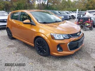 2017 Chevrolet Sonic Premier z VIN 1G1JF6SB6H4105725, wystawiony jako IAAI lot #43488511 z przebiegiem 136 706 mil mil oraz . Historia ofert i sprzedaży dostępna na DreamBid. Obrazek 1.