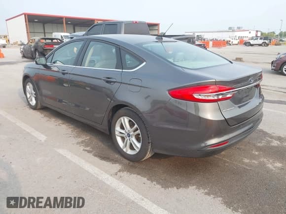 ✅ 2018 Ford Fusion SE • VIN: 3FA6P0H71JR270532 • Лот: 43126845. Опубликован ранее на IAAI с пробегом 132 488 миль. Бесплатный доступ к архиву аукционных продаж из США и подробный отчёт об истории автомобиля на DreamBid. Изображение 3.