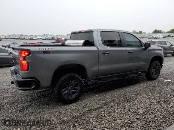 ✅ 2022 Chevrolet Silverado 1500 Custom Trail Boss • VIN: 3GCPYCEL9NG110320 • Lot: 51608405. Wystawiony na Copart z przebiegiem 50 716 mil. Bezpłatny archiwum sprzedaży aukcyjnych z USA i szczegółowy raport historii pojazdu na DreamBid. Zdjęcie 3.