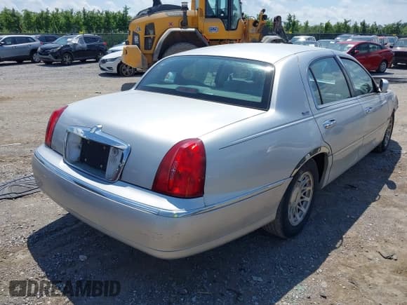 ✅ 1998 Lincoln Town Car Signature • VIN: 1LNFM82W1WY674095 • Lot: 42673161. Listed on IAAI with 150,245 mi. Free auction sales archive from the USA and detailed vehicle history report at DreamBid. Image 4.