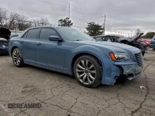 ✅ 2014 Chrysler 300 S • VIN: 2C3CCABT0EH352035 • Лот: 94312645. Опубликован ранее на Copart с пробегом 155 349 миль. Бесплатный доступ к архиву аукционных продаж из США и подробный отчёт об истории автомобиля на DreamBid. Изображение 4.