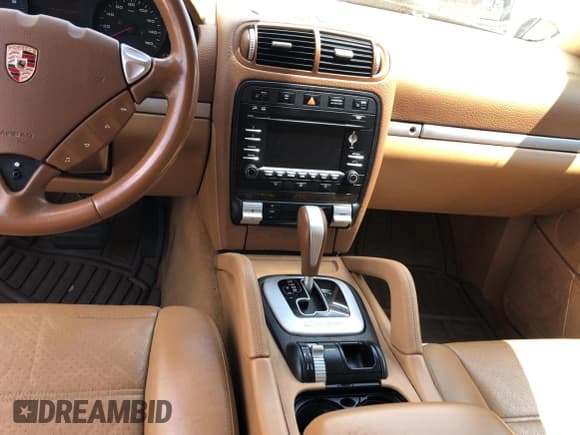 ✅ 2010 Porsche Cayenne • VIN: WP1AA2AP5ALA07274 • Lot: 68574535. Wystawiony na Copart z przebiegiem 235 846 mil. Bezpłatny archiwum sprzedaży aukcyjnych z USA i szczegółowy raport historii pojazdu na DreamBid. Zdjęcie 9.