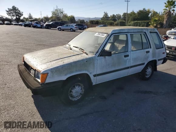 ✅ 1985 Toyota Tercel • VIN: JT2AL32WXF0198845 • Lot: 79567594. Wystawiony na Copart z przebiegiem 84 298 mil. Bezpłatny archiwum sprzedaży aukcyjnych z USA i szczegółowy raport historii pojazdu na DreamBid. Zdjęcie 1.