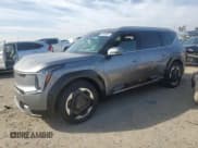 ✅ 2024 Kia EV9 Land • VIN: KNDADFS57R6031762 • Лот: 42653065. Опубликован ранее на Copart с пробегом 9 778 миль. Бесплатный доступ к архиву аукционных продаж из США и подробный отчёт об истории автомобиля на DreamBid. Изображение 1.