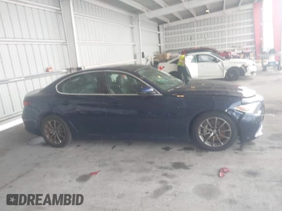 ✅ 2020 Alfa Romeo Giulia • VIN: ZARFAMAN1L7631446 • Lot: 43330671. Wystawiony na IAAI z przebiegiem 76 064 mil. Bezpłatny archiwum sprzedaży aukcyjnych z USA i szczegółowy raport historii pojazdu na DreamBid. Zdjęcie 13.